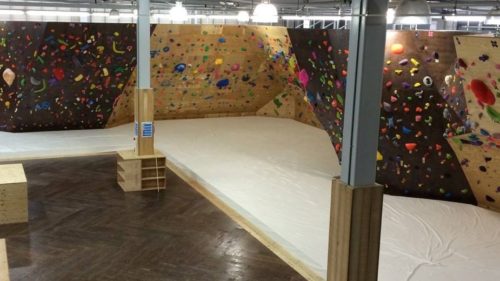 静岡県のクライミング施設「ボルダリングワールド QRiMo」